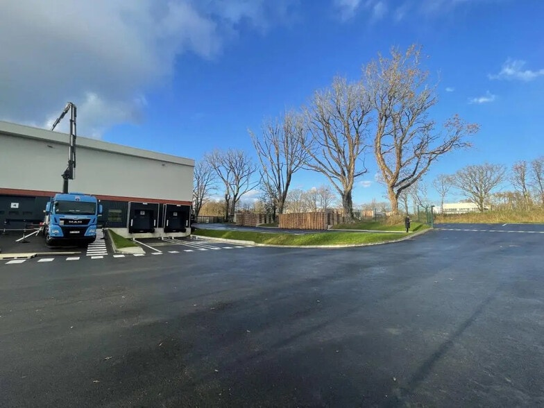 Local d’activités dans Sautron à louer - Photo de l’immeuble – Image 3 sur 12