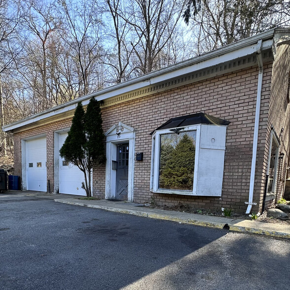591 Saddle River Rd, Airmont, NY à louer - Photo de l’immeuble – Image 2 sur 4