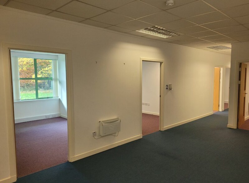 3 Michaelson Sq, Livingston à louer - Photo de l’immeuble – Image 3 sur 5