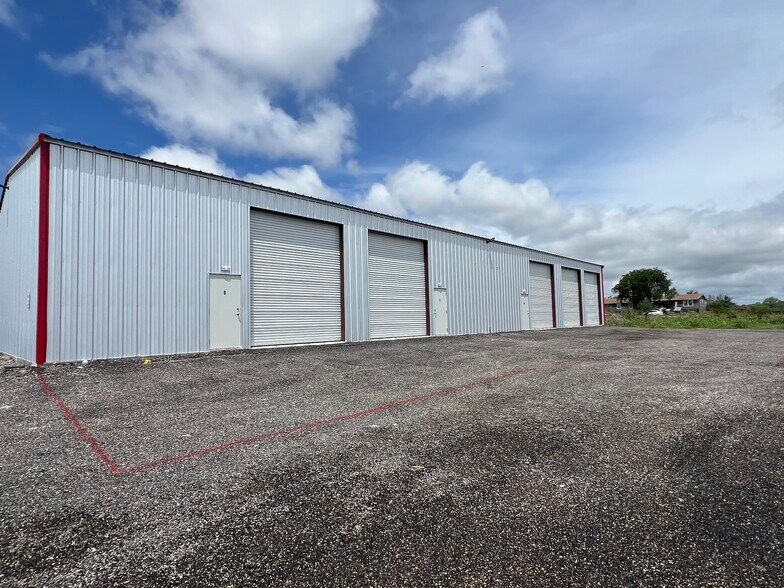 201 Barbed Wire Ln, Marion, TX à louer - Photo principale – Image 1 sur 6