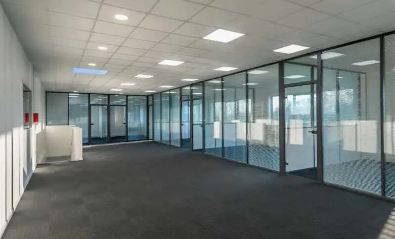 Local d'activités dans Plaisir à vendre - Photo de l’immeuble – Image 2 sur 9