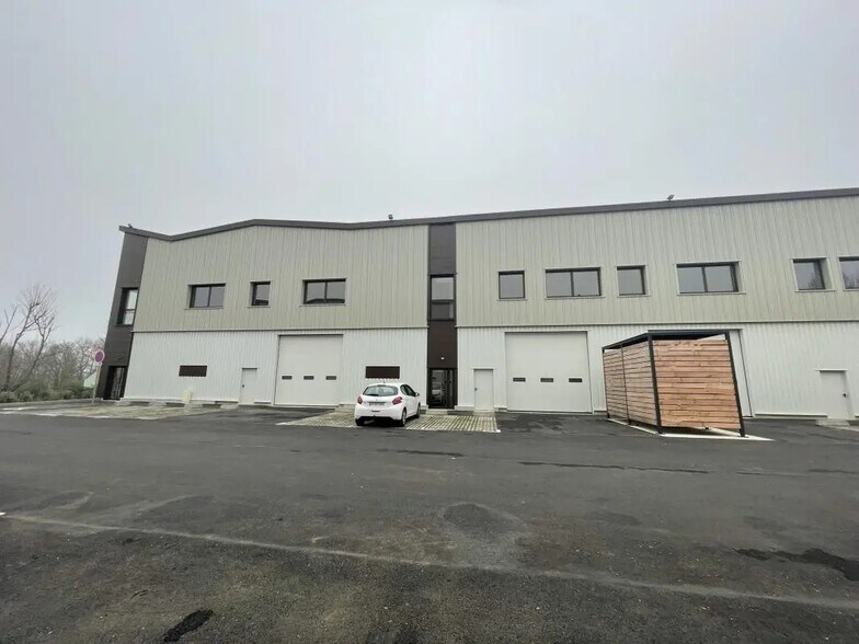Local d’activités dans Osny à louer - Photo de l’immeuble – Image 1 sur 10