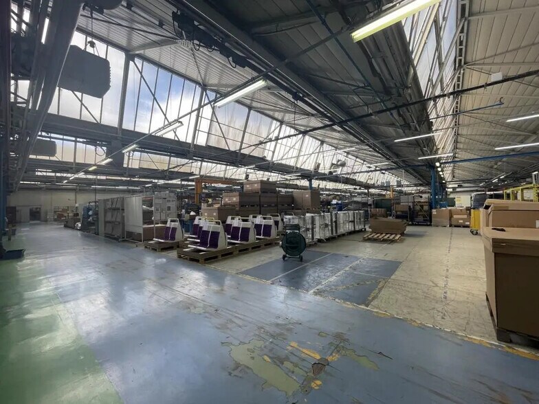 Local d’activités dans Évreux à louer - Photo de l’immeuble – Image 3 sur 13