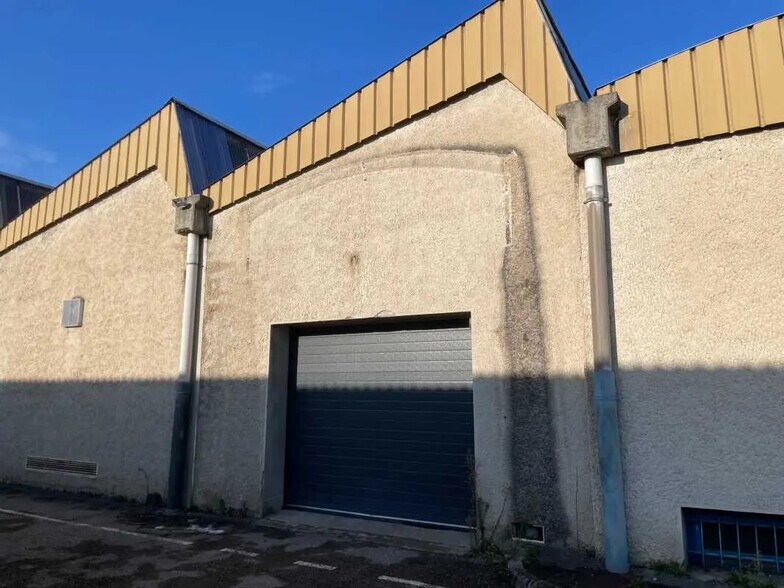 Local d'activités dans Chassieu à vendre - Photo de l’immeuble – Image 3 sur 12