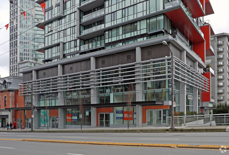 1330-1348 Granville St, Vancouver, BC à louer - Photo principale – Image 1 sur 5