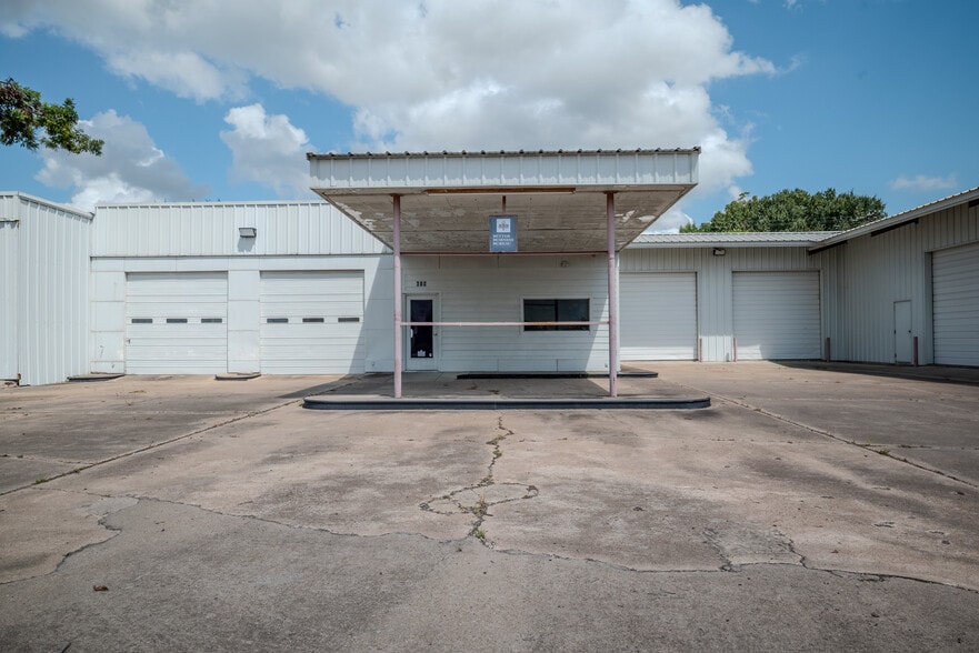 619 E Jackson St, El Campo, TX à louer - Photo de l’immeuble – Image 2 sur 51