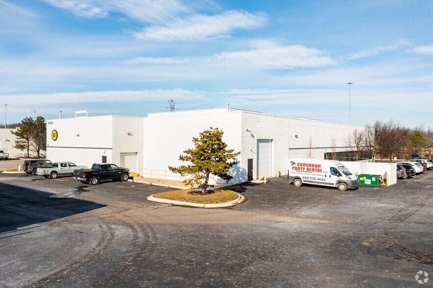 41280 Bridge St, Novi, MI à vendre - Photo de l’immeuble – Image 3 sur 6