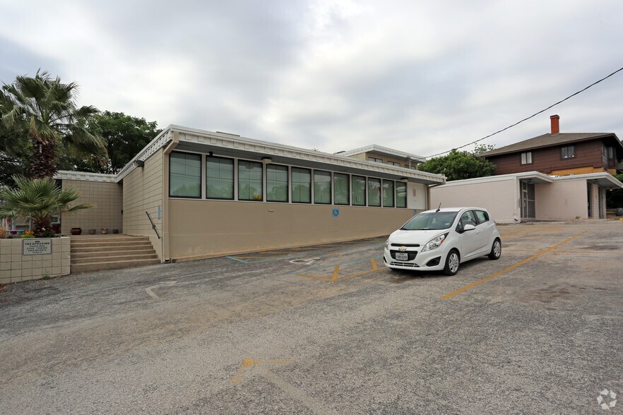 2515 McCullough Ave, San Antonio, TX à louer - Photo principale – Image 1 sur 14