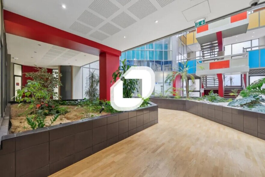 Bureau dans Torcy à louer - Hall d’entrée – Image 2 sur 12