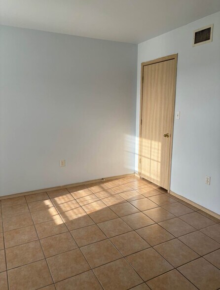 1015 S Glenwood Ave, Russellville, AR à vendre - Photo intérieure – Image 2 sur 6