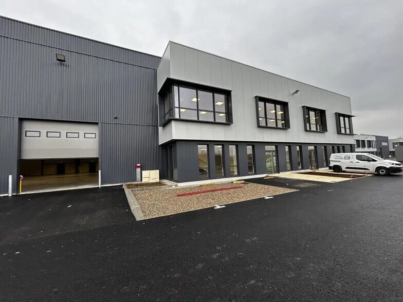 Local d’activités dans Saint-Priest à louer - Photo de l’immeuble – Image 1 sur 21