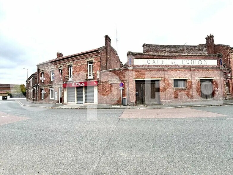 Local commercial dans Tricot à vendre - Photo de l’immeuble – Image 1 sur 5