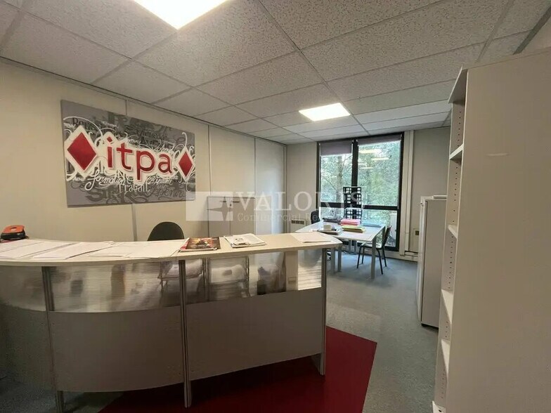 Bureau dans à louer - Photo de l’immeuble – Image 2 sur 14