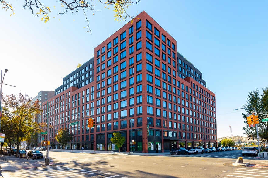 40 Bruckner Blvd, Bronx, NY à louer - Photo de l’immeuble – Image 1 sur 44