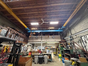 1479 Dominion St, North Vancouver, BC à louer Photo intérieure– Image 2 sur 2