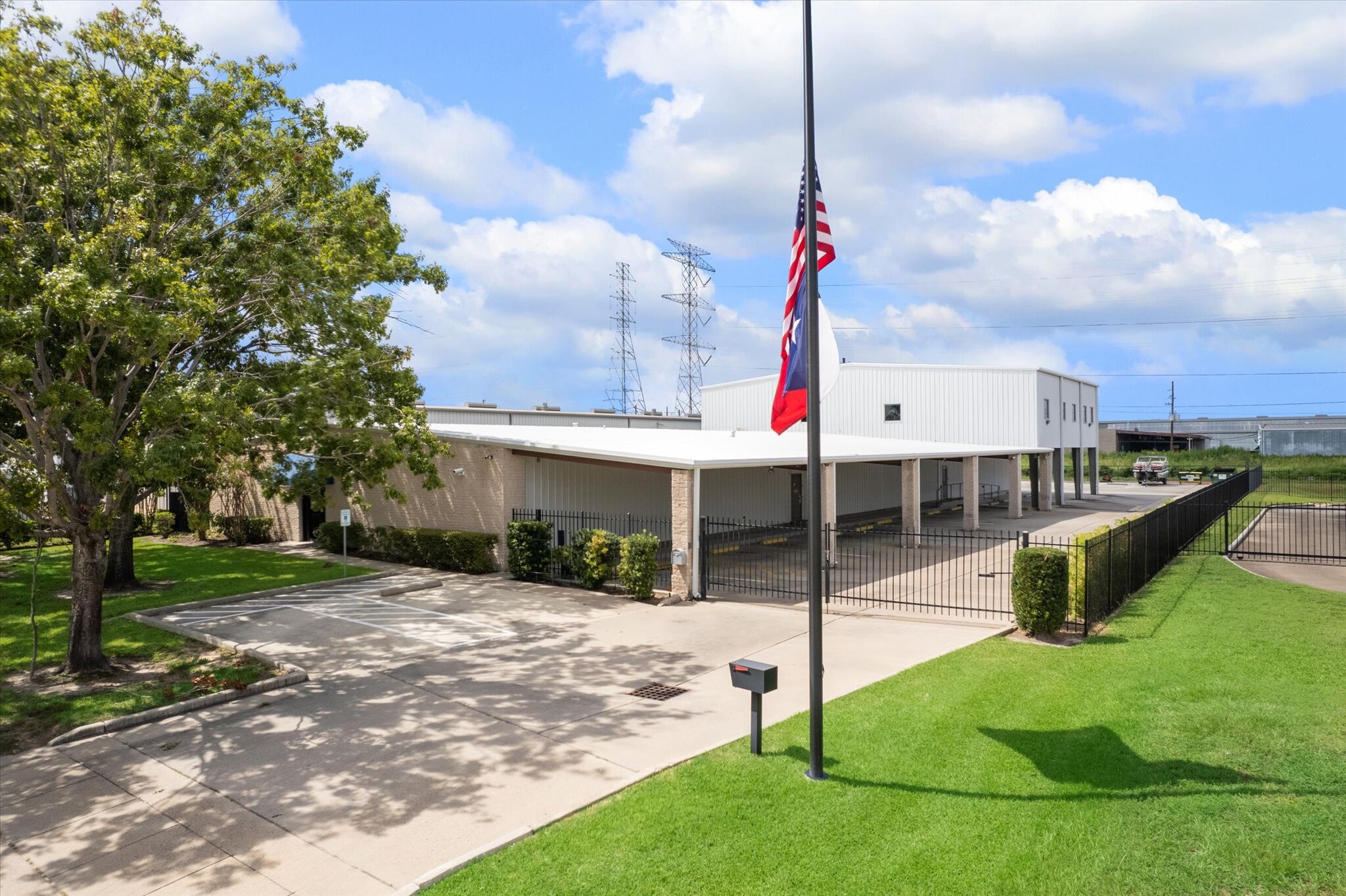 10880 Alcott Dr, Houston, TX à louer Photo de l’immeuble– Image 1 sur 9