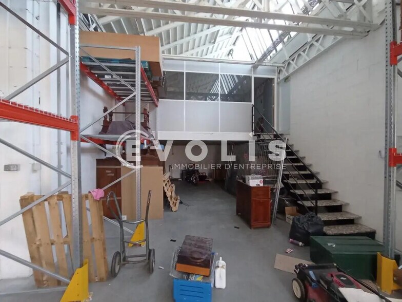 Local d’activités dans Vénissieux à louer - Photo de l’immeuble – Image 3 sur 16