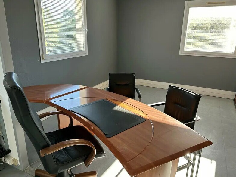 Bureau dans Nîmes à louer - Photo de l’immeuble – Image 2 sur 4