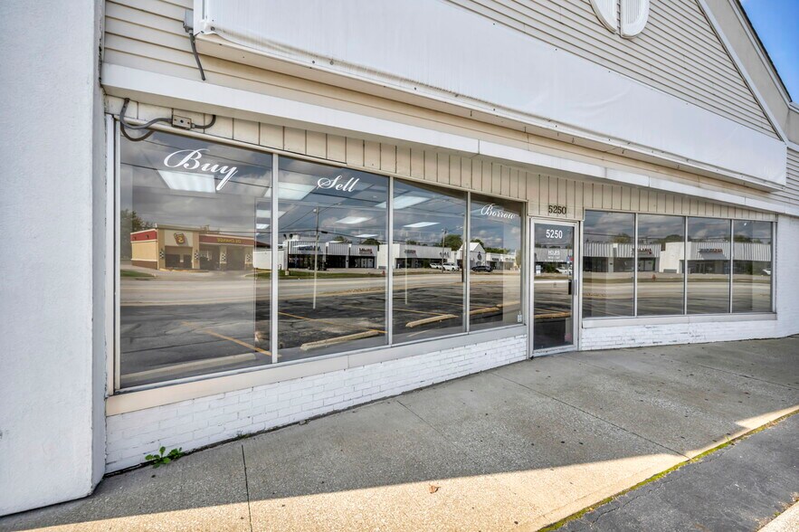 5220-5250 Northfield Rd, Maple Heights, OH à louer - Photo de l’immeuble – Image 3 sur 12