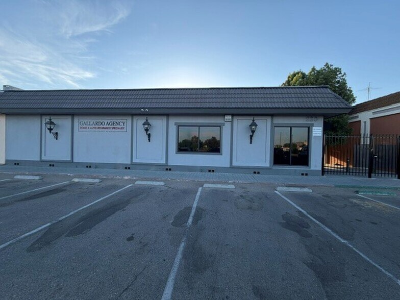 222 N J St, Tulare, CA à louer - Photo de l’immeuble – Image 1 sur 2
