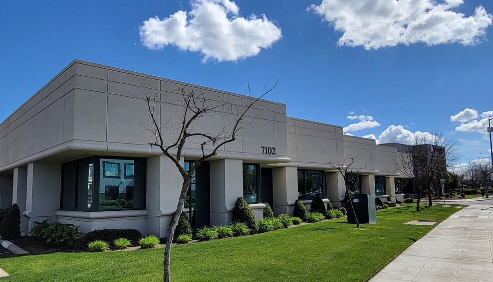 7102 N Fresno St, Fresno, CA à louer - Photo de l’immeuble – Image 1 sur 2