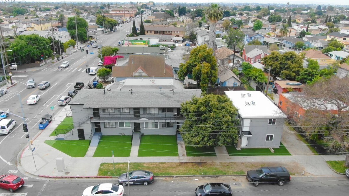 252 E 79th St, Los Angeles, CA à vendre Photo de l’immeuble– Image 1 sur 8
