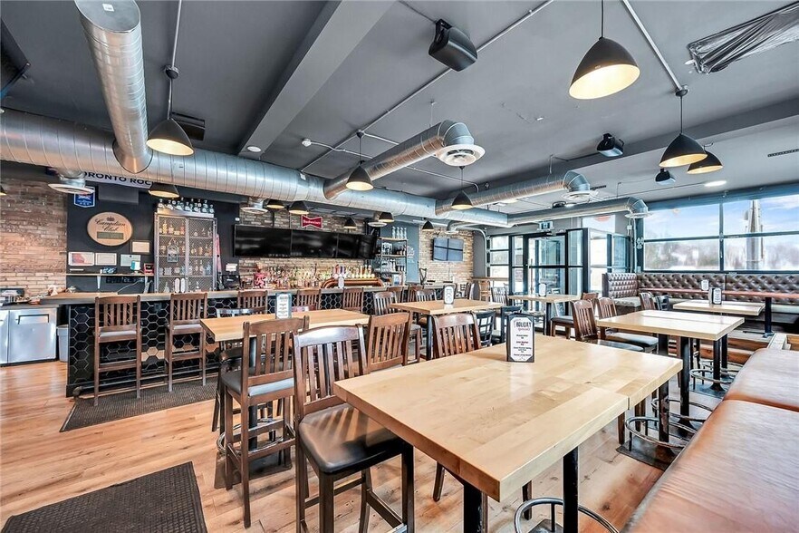 737 Barton St E, Hamilton, ON à vendre - Photo de l’immeuble – Image 3 sur 14