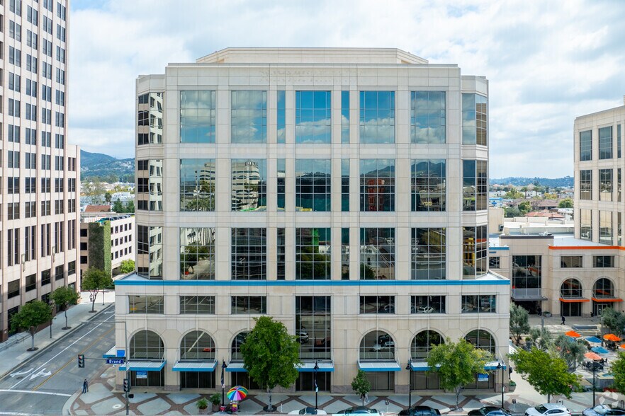 450 N Brand Blvd, Glendale, CA à louer - Photo de l’immeuble – Image 3 sur 14