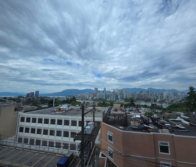 1055 W Broadway, Vancouver, BC à vendre - Photo de l’immeuble – Image 2 sur 7