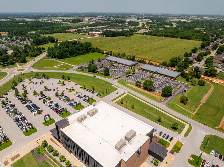 599 Bloomington Street, Lowell, AR à vendre - Photo de l’immeuble – Image 3 sur 6