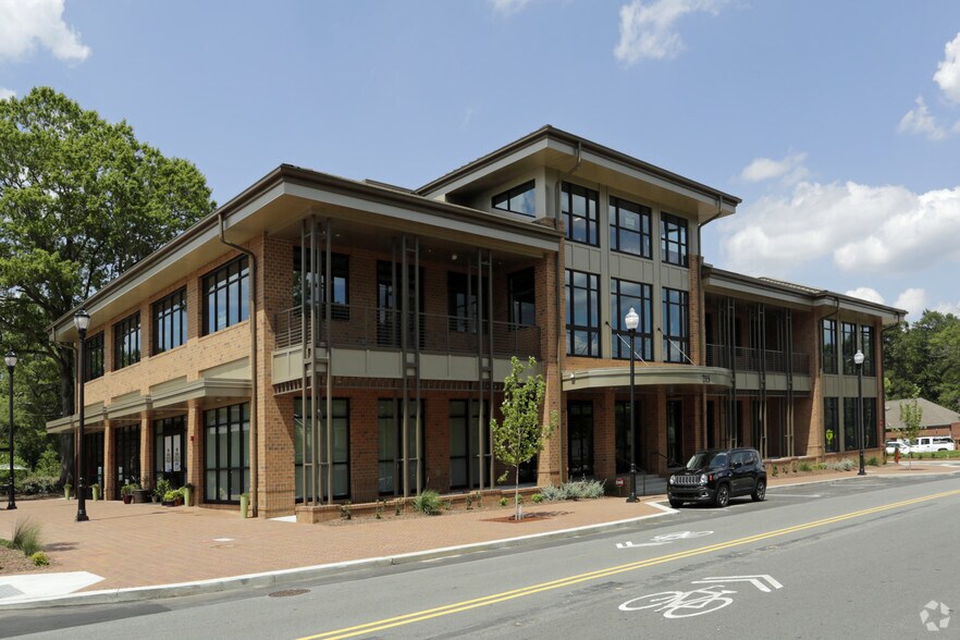 215 E Chatham St, Cary, NC à louer - Photo principale – Image 1 sur 6