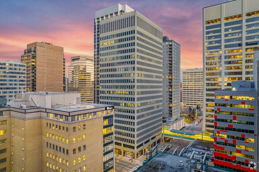 700 6th Ave SW, Calgary, AB à louer - Photo de l’immeuble – Image 1 sur 2