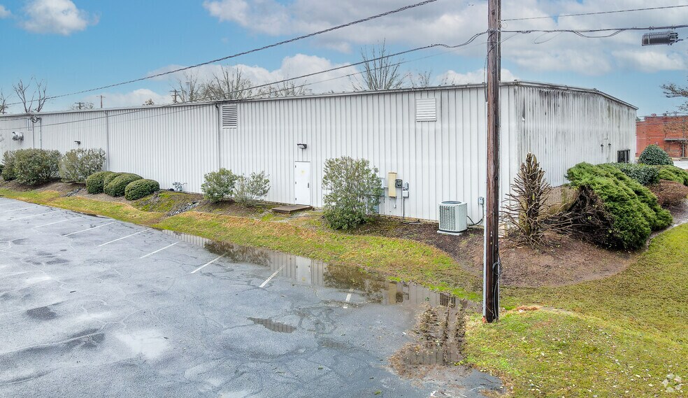 1935 S Main St, Salisbury, NC à louer - Photo de l’immeuble – Image 3 sur 8
