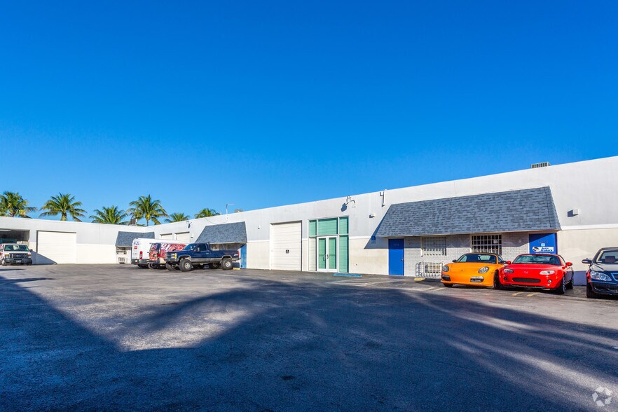 12110-12158 SW 114th Pl, Miami, FL à louer - Photo de l’immeuble – Image 2 sur 8