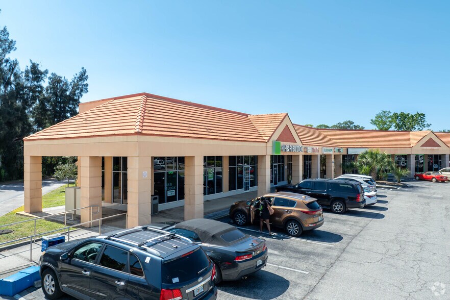 13971 N Cleveland Ave, North Fort Myers, FL à louer - Photo principale – Image 1 sur 27
