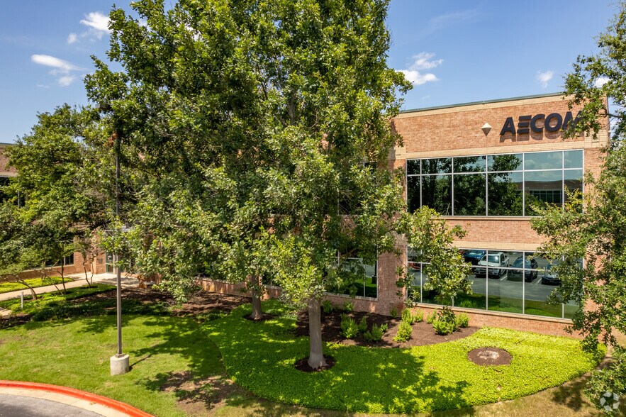13640 Briarwick Dr, Austin, TX à louer - Photo principale – Image 1 sur 17