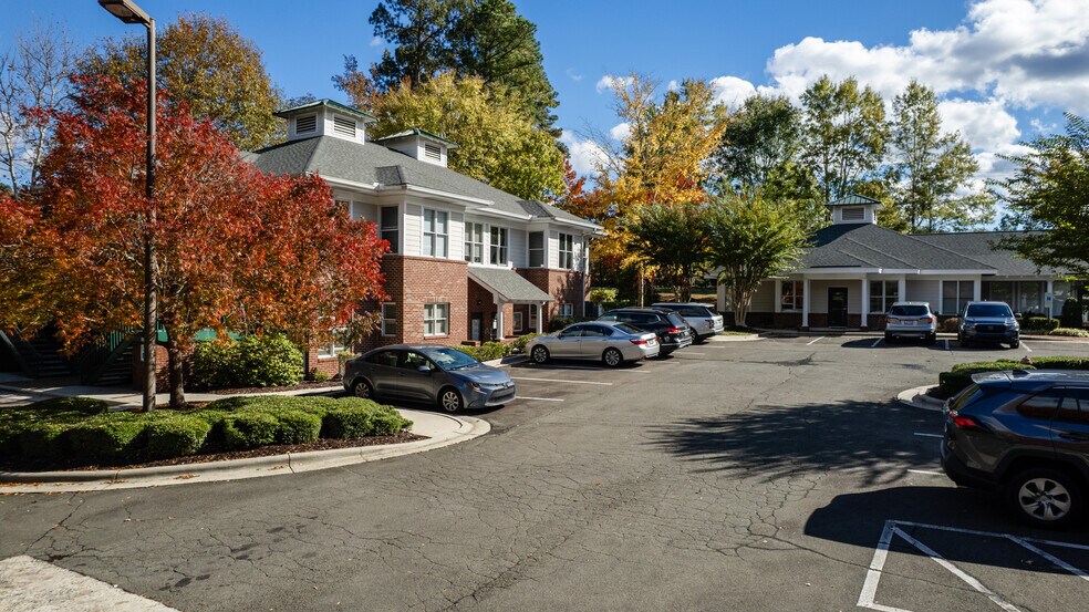 1502 W Nc-54 Hwy, Durham, NC à louer - Photo de l’immeuble – Image 3 sur 11