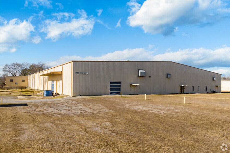 715 S River Street, Calhoun, GA à louer - Photo principale – Image 1 sur 22