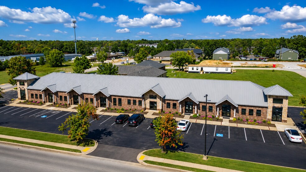 2323 W Chestnut St, Rogers, AR à louer - Photo de l’immeuble – Image 1 sur 7