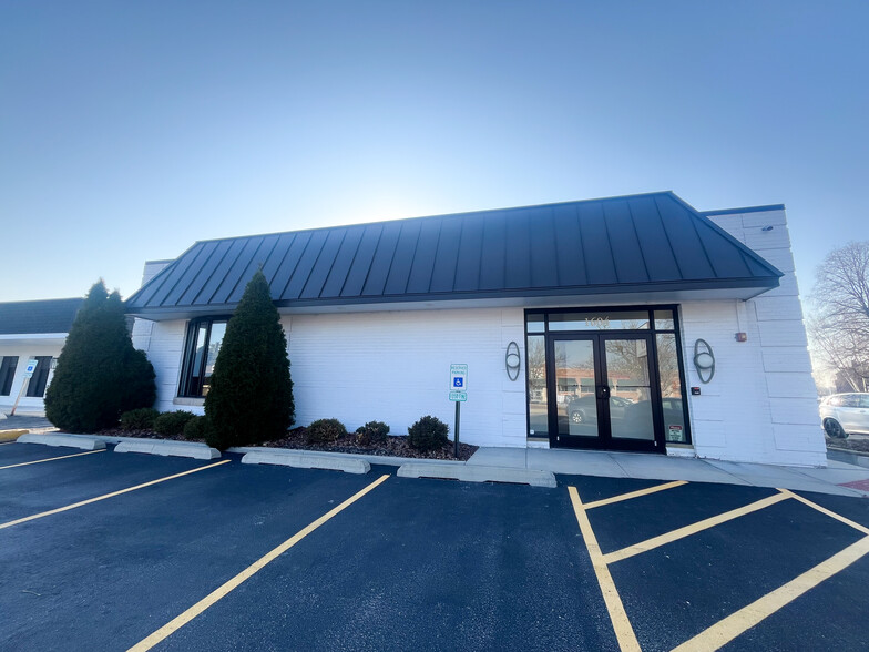 1604 N Main St, Wheaton, IL à vendre - Photo de l’immeuble – Image 1 sur 6