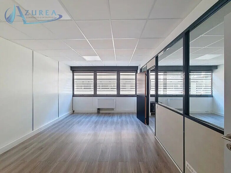 Bureau dans Villeneuve-Loubet à louer - Photo de l’immeuble – Image 2 sur 7