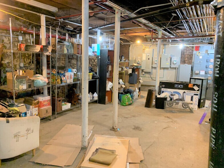 6823 3rd Ave, Brooklyn, NY à louer - Photo de l’immeuble – Image 2 sur 2