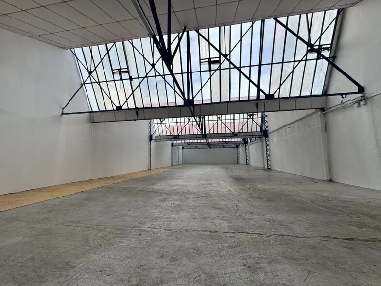 Local d’activités dans Montreuil à louer - Photo de l’immeuble – Image 1 sur 11