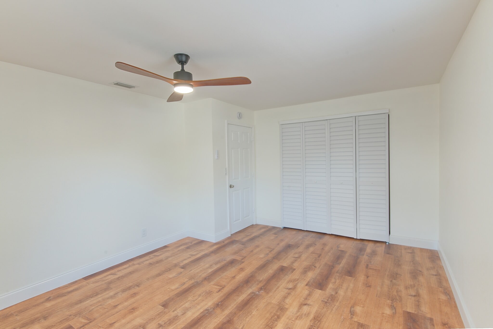 1200 40th St S, Saint Petersburg, FL à vendre Photo intérieure– Image 1 sur 12