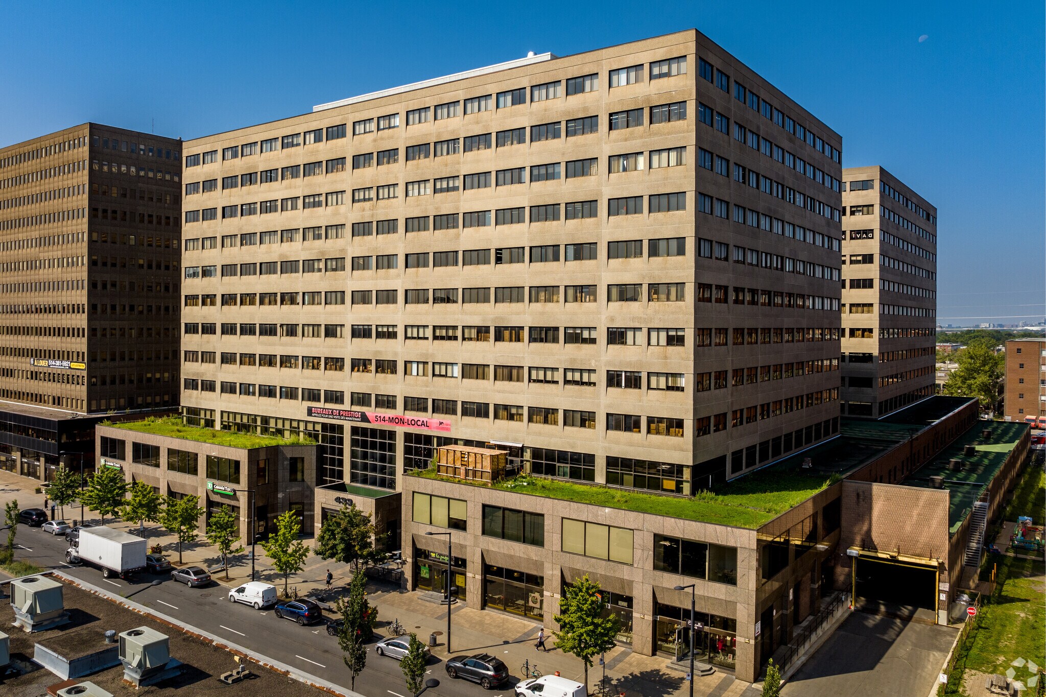 433 Rue Chabanel O, Montréal, QC à louer Photo de l’immeuble– Image 1 sur 9