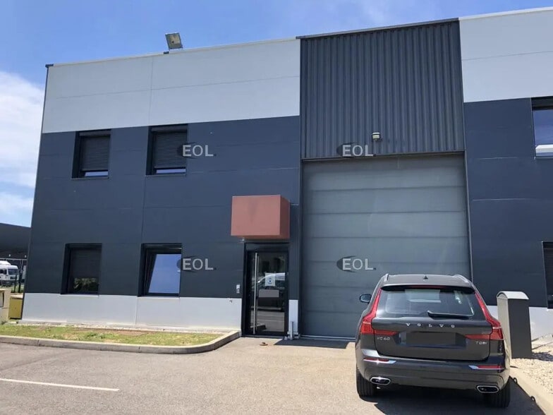 Local d’activités dans Saint-Priest à louer - Photo de l’immeuble – Image 1 sur 9