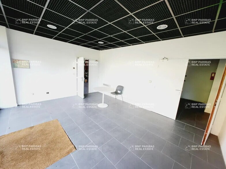 Local d’activités dans Créteil à louer - Photo de l’immeuble – Image 3 sur 9