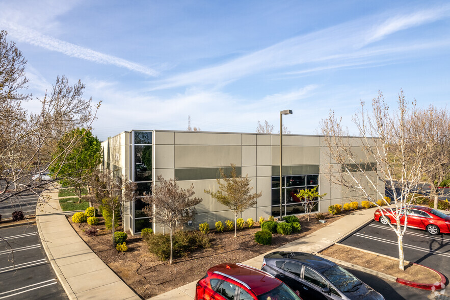 950 Reserve Dr, Roseville, CA à louer - Photo de l’immeuble – Image 2 sur 18