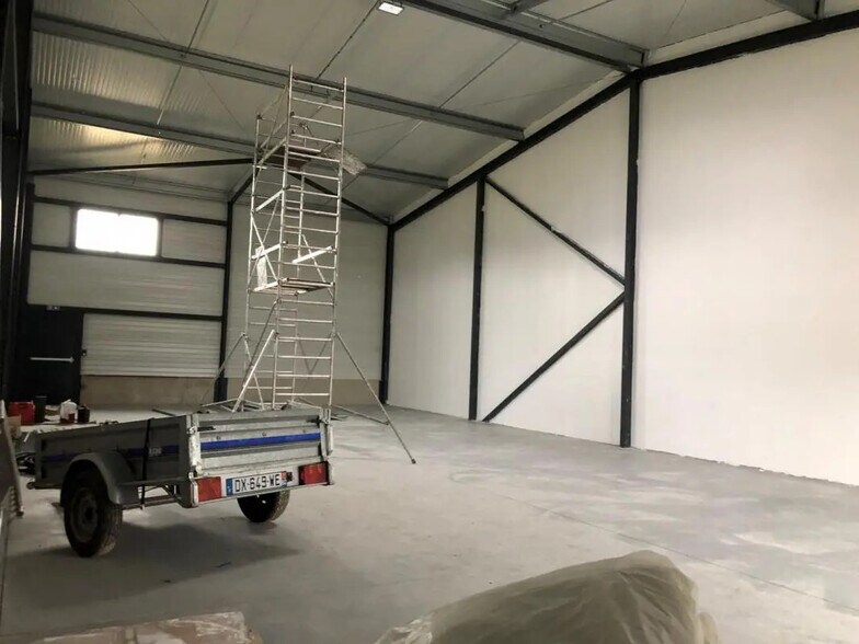 Industriel/Logistique dans Signes à louer - Photo intérieure – Image 3 sur 4