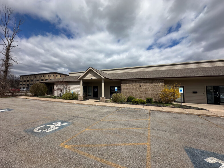 121 Erie Canal Dr, Rochester, NY à louer - Photo de l’immeuble – Image 3 sur 21